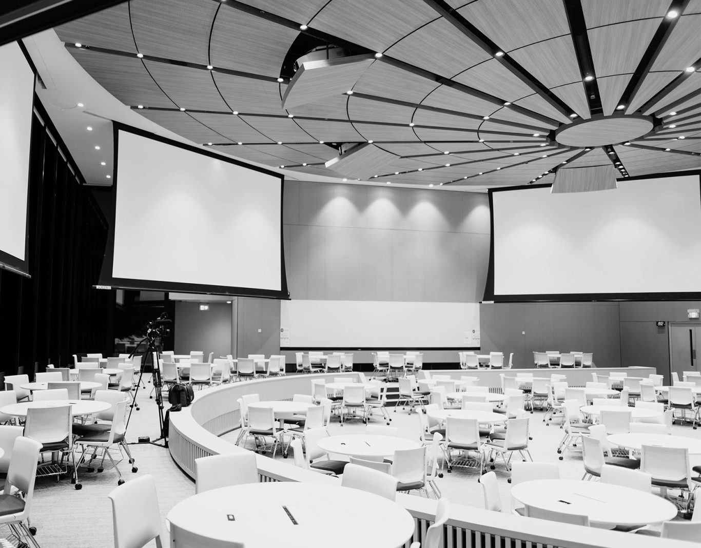 Symbolbild für große Schulungsgruppe zu AI-Literacy